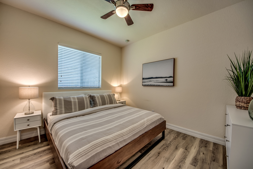 Schlafzimmer mit weiß/ Holz Möbeln in der Villa Destiny