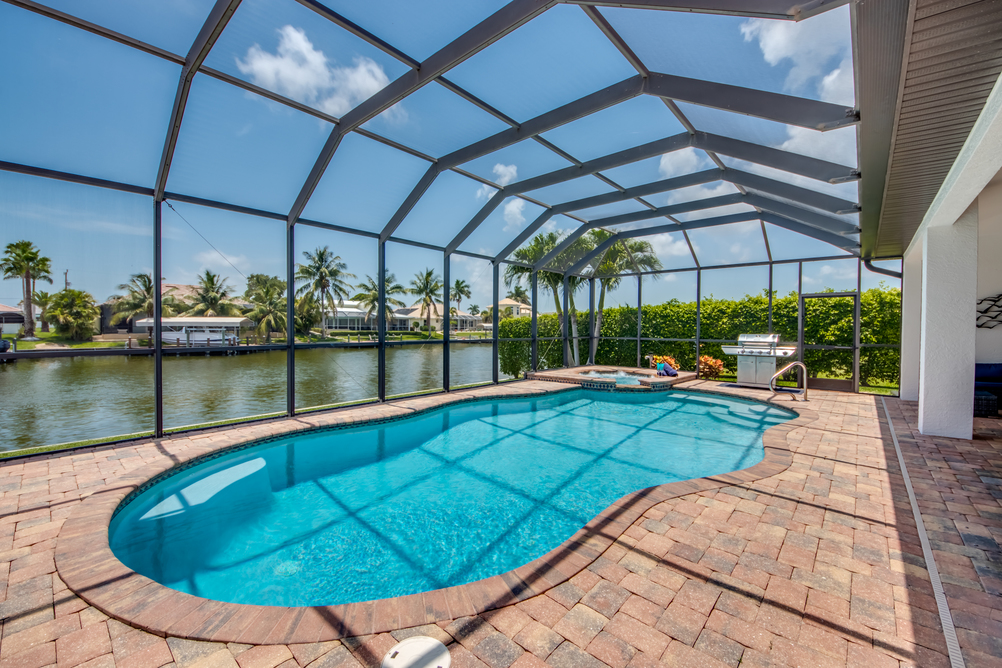 Pool und einem Grill in der Villa Destiny