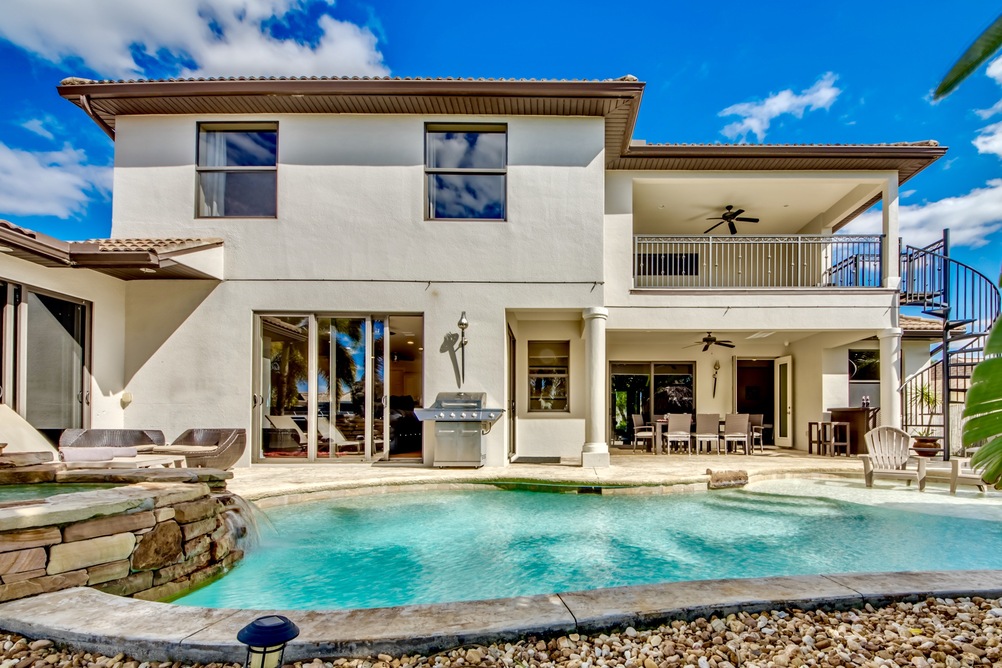 Pool und die Villa Dolphin’s Surf  von hinten