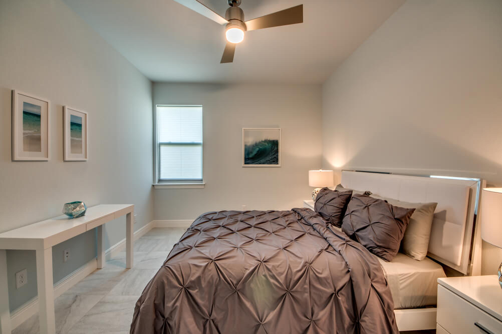 Schlafzimmer mit weißen Möbeln der Villa Endless Summer