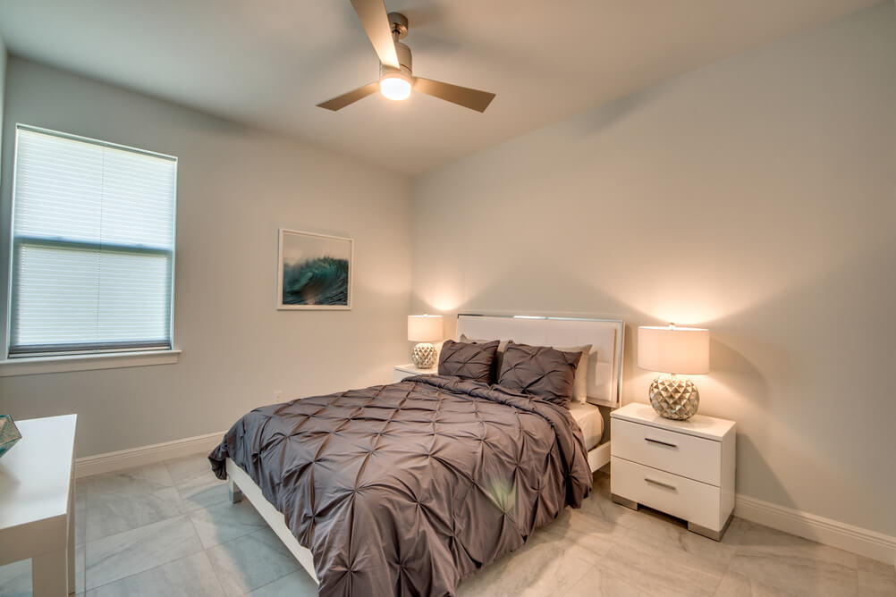 Schlafzimmer mit weißen Möbeln in der Villa Endless Summer