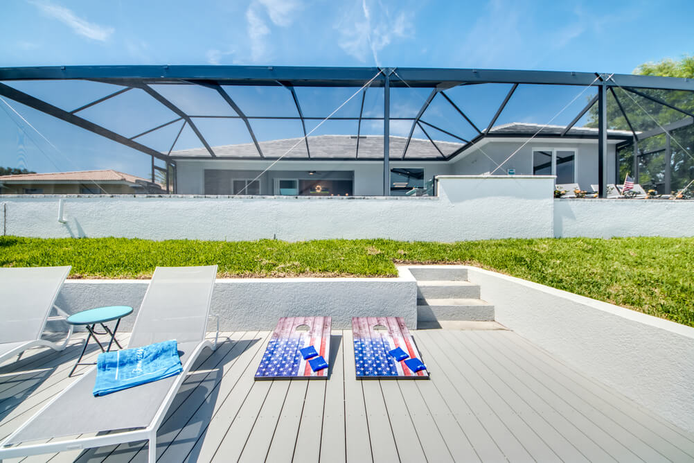 Steg mit Sonnenliegen in der Villa Endless Summer