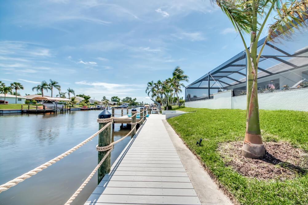 Steg an Wasser der Villa Endless Summer