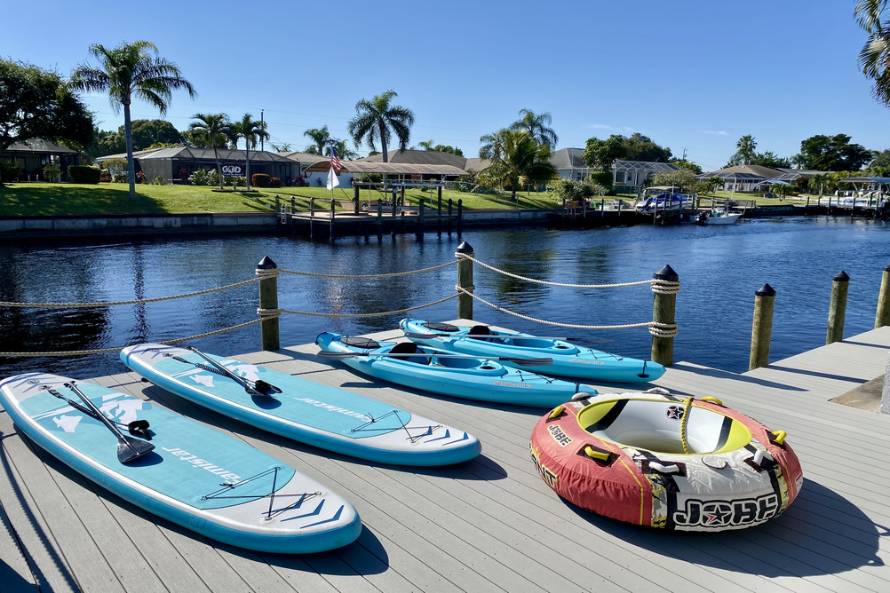 Kayaks und Boards auf dem Steg der Villa Endless Summer