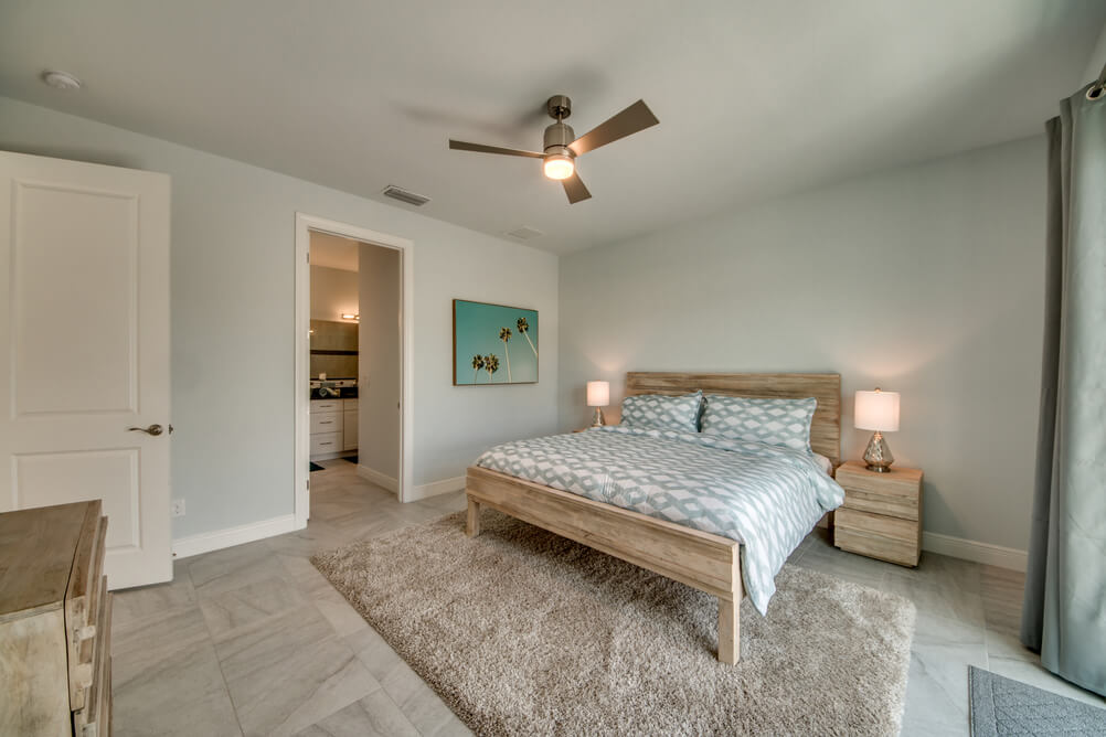 Gäste Schlafzimmer mit Holz Möbeln in der Villa Endless Summer