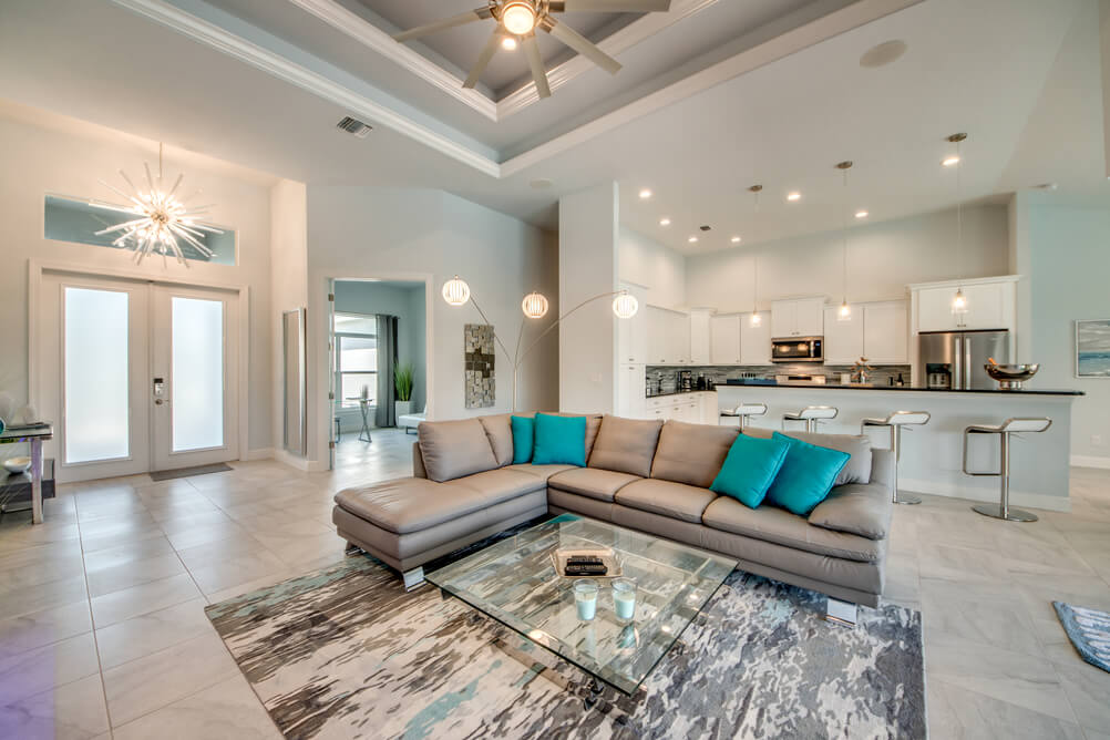 Modernes Wohnzimmer mit blauen Details in der Villa Endless Summer