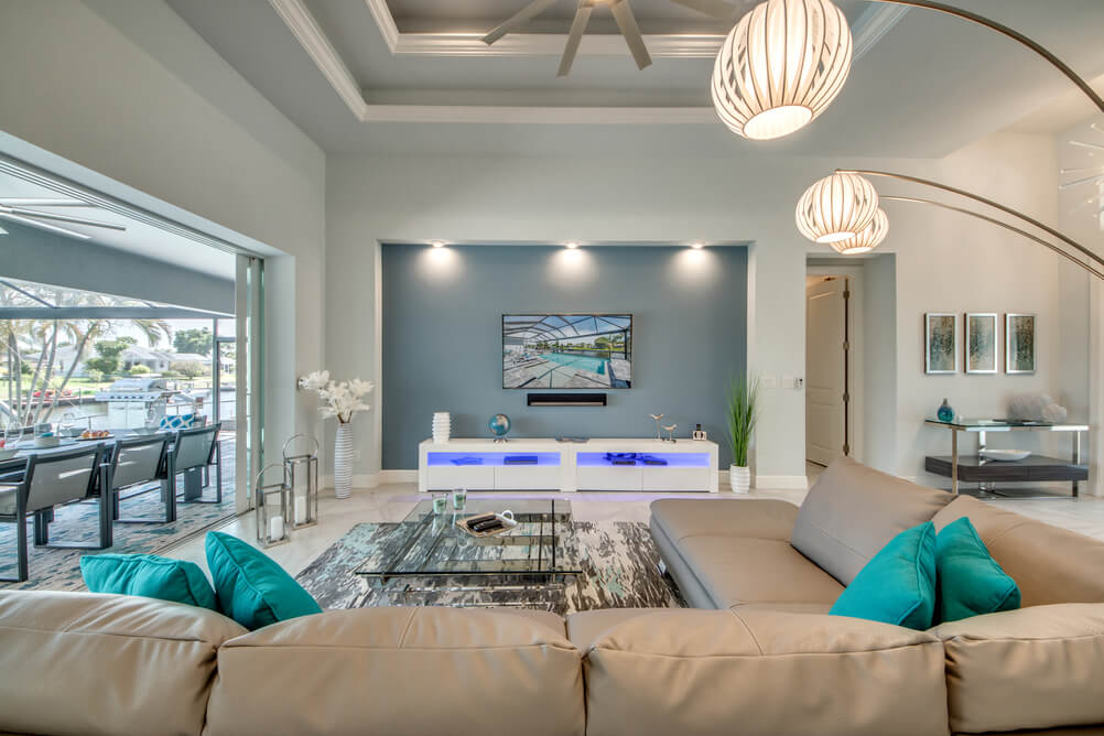 Wohnzimmer mit Beleuchtung am Sideboard in der Villa Endless Summer