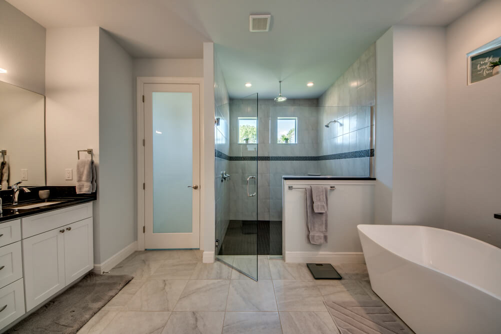 Master Bathroom mit einer Badewanne in der Villa Endless Summer
