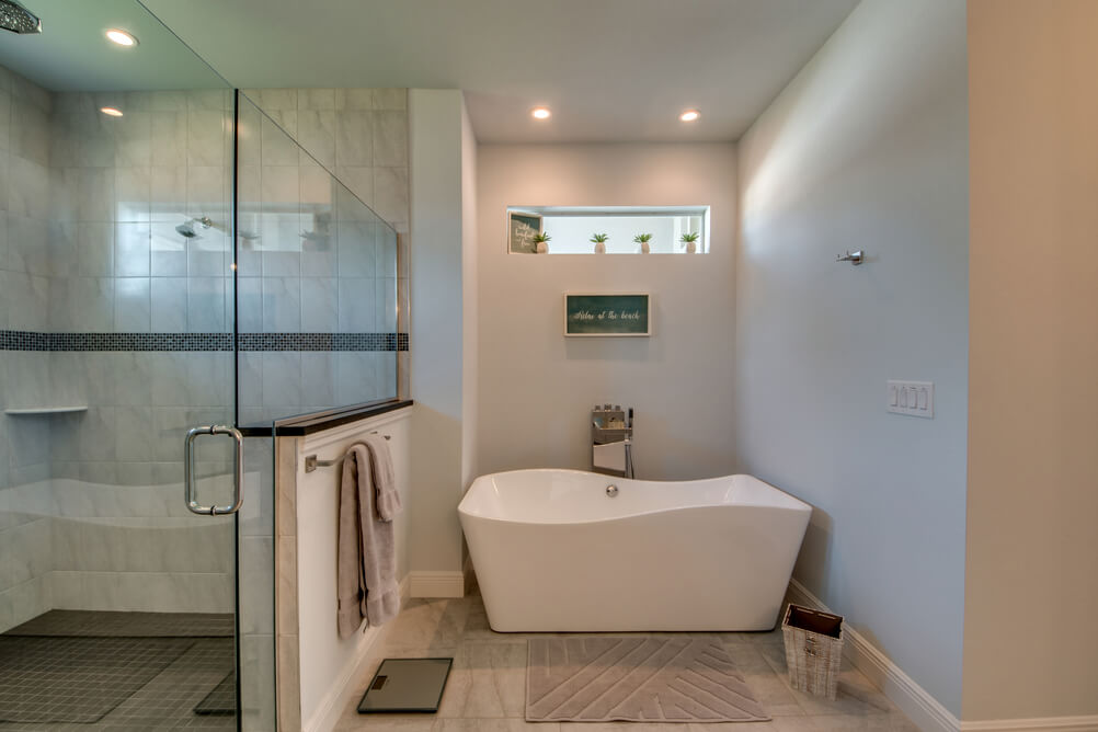 Badezimmer mit einer Dusche und Badewanne in der Villa Endless Summer
