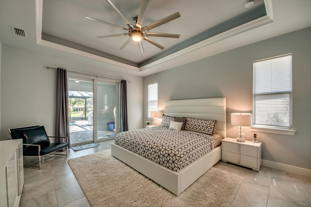 Schlafzimmer mit weißen Möbeln in der Villa Endless Summer