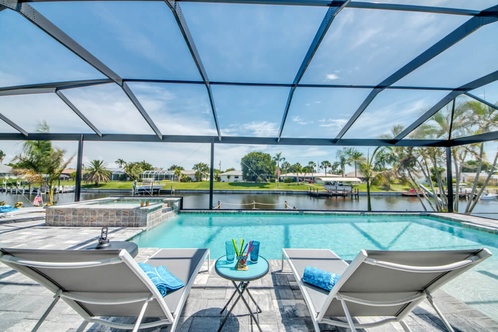 Pool Bereich mit Sonnenliegen in der Villa Endless Summer
