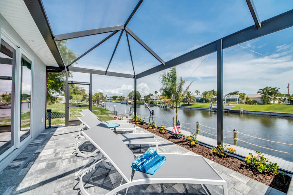 Sonnenliegen unter dem Sun Deck in der Villa Endless Summer
