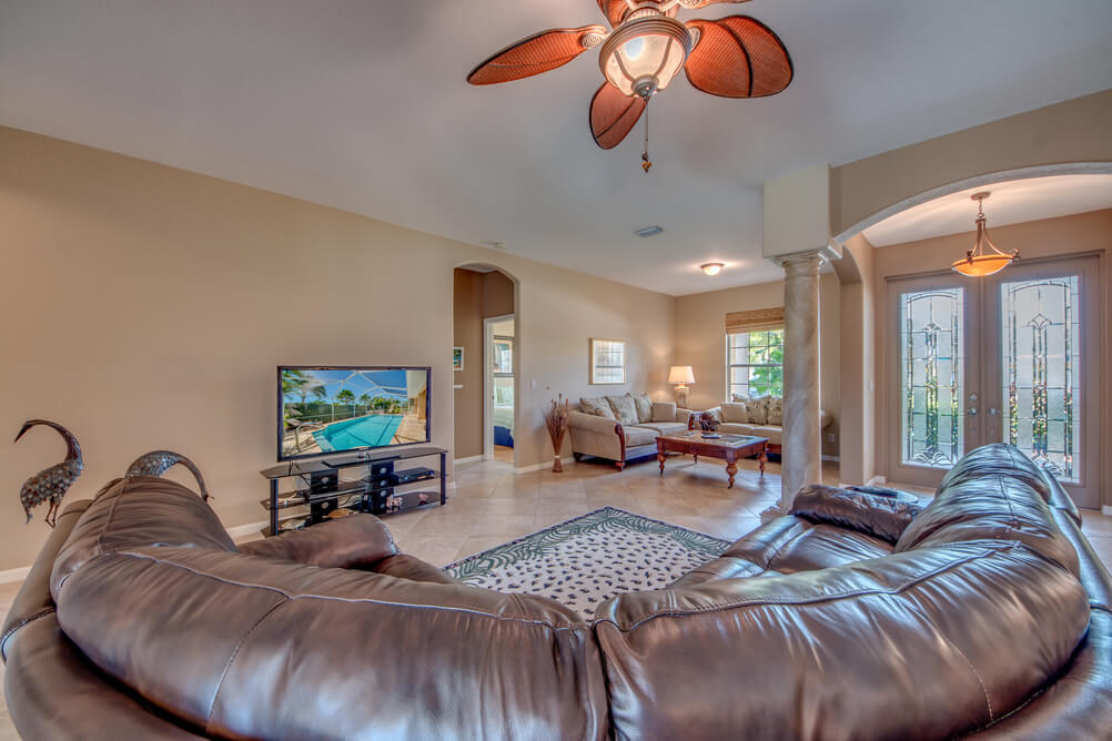 Wohnzimmer mit einem Ledersofa in der Villa Harmony