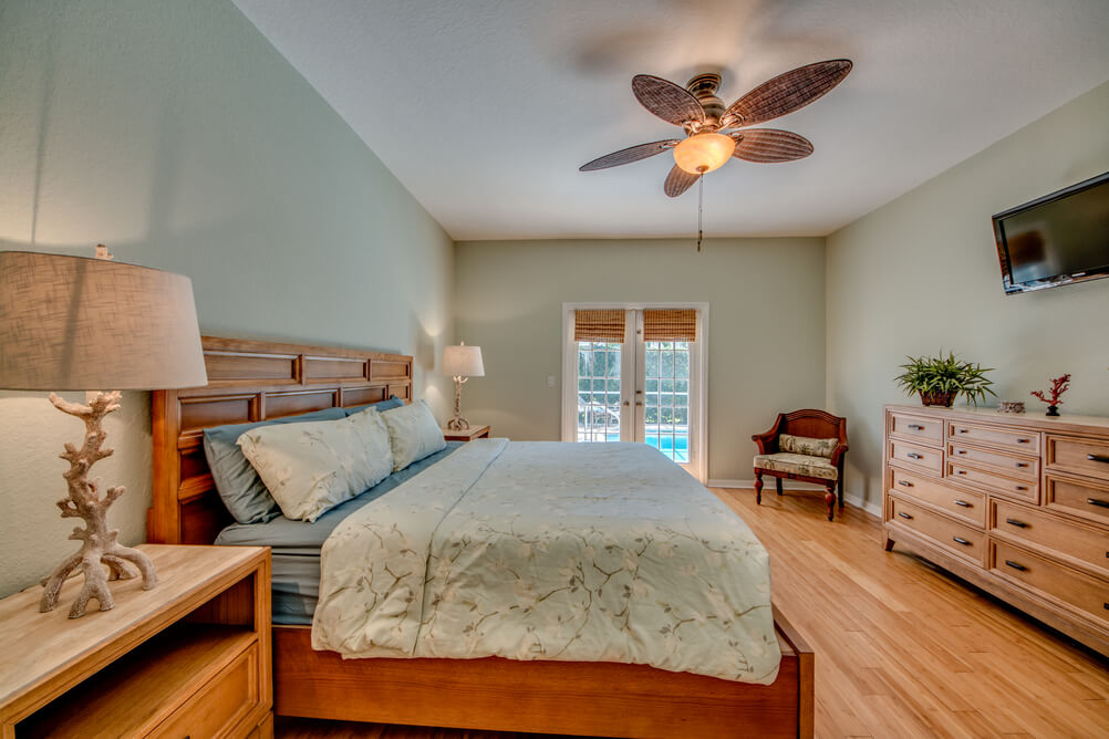 Schlafzimmer mit Holz Möbeln in der Villa Harmony