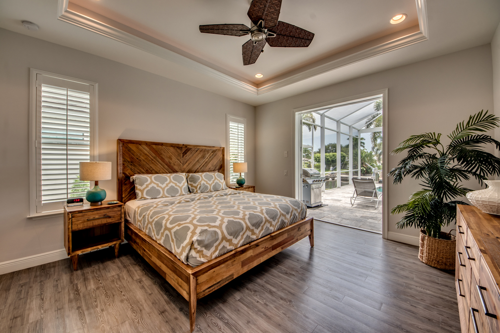 Schlafzimmer mit Holzmöbeln in der Villa Perfect Life