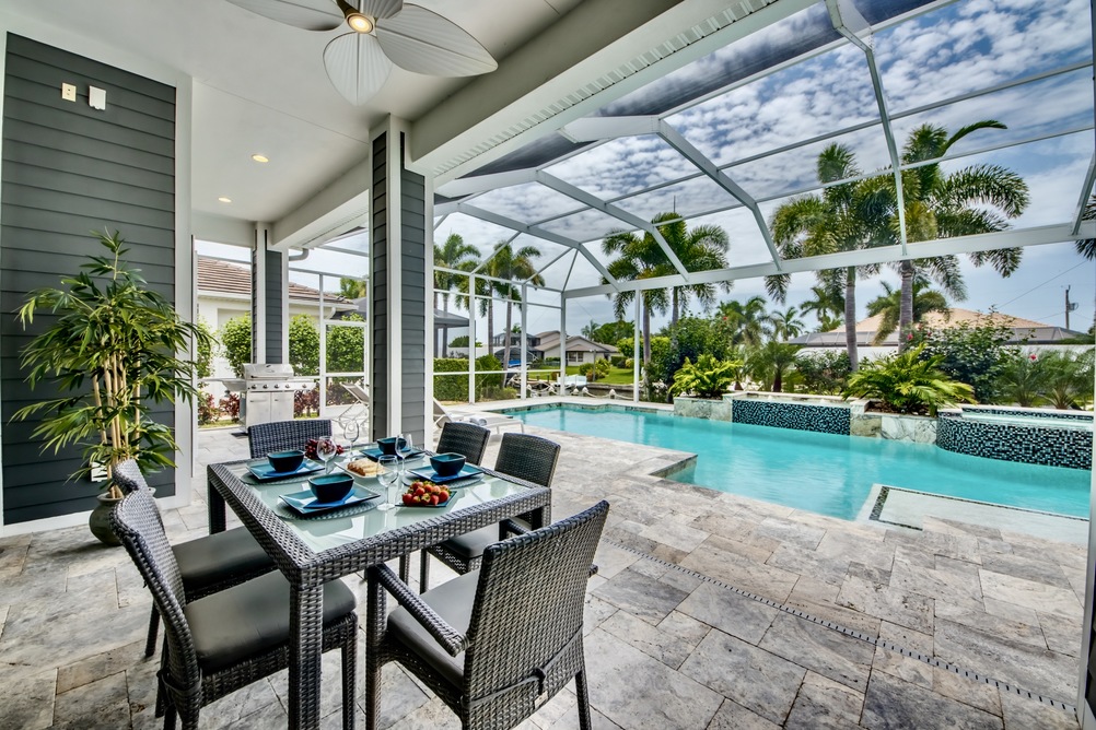 Esstisch vor dem Pool der Villa Perfect Life