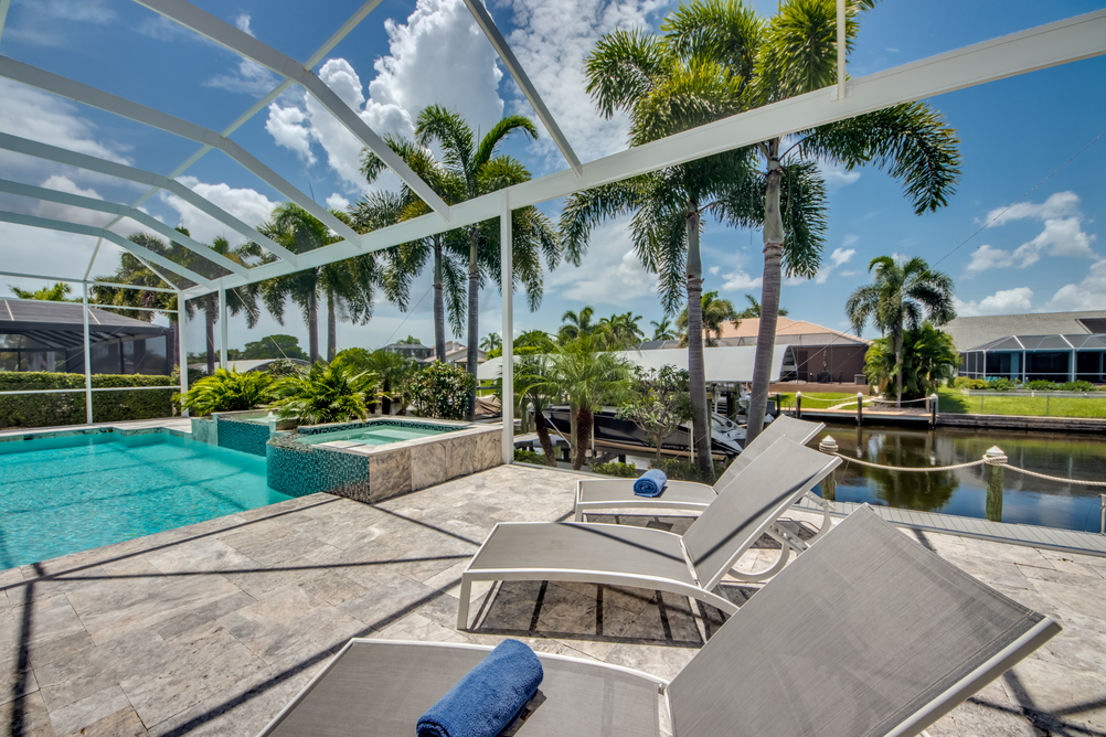 Pool mit Sonnenliegen der Villa Perfect Life