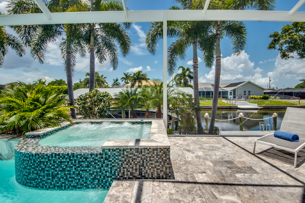 Wirthpool der Villa Perfect Life mit Ausblick auf den Kanal