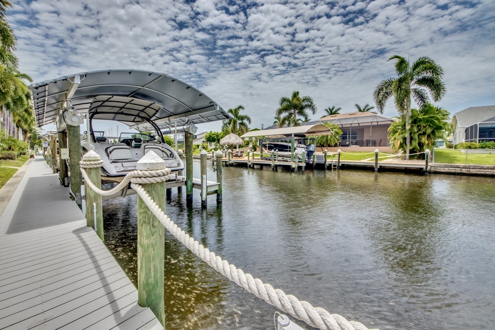 Steg am Wasser mit einem Bootlift der Villa Perfect Life