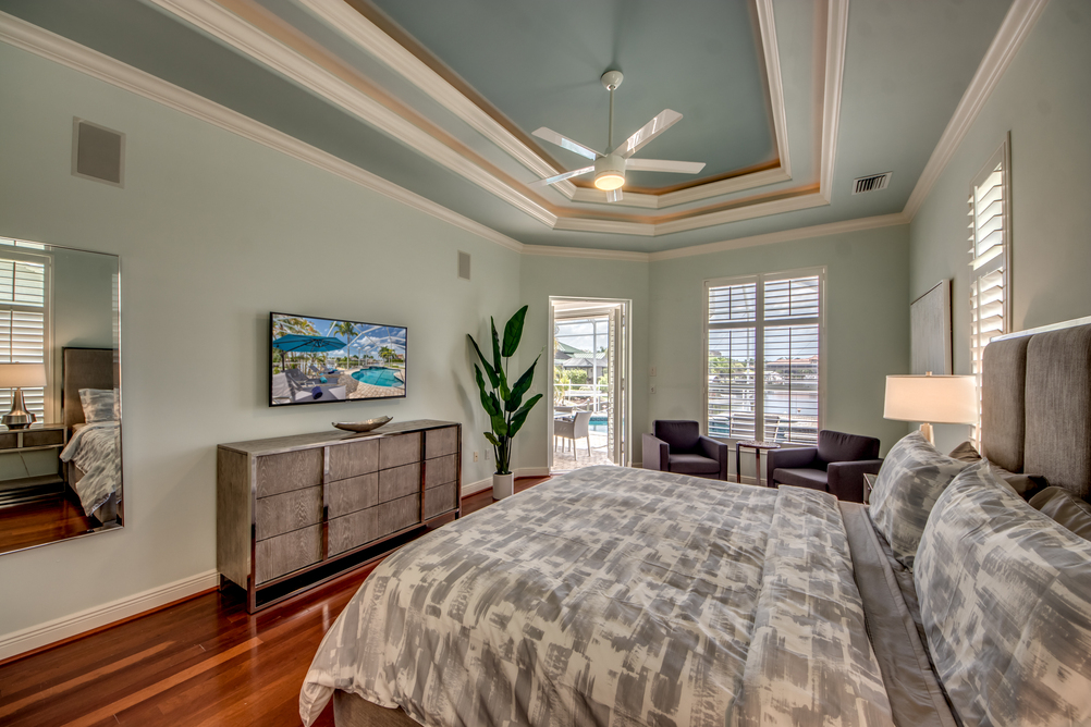 Master Bedroom mit grauen Möbeln in der Villa Plantation