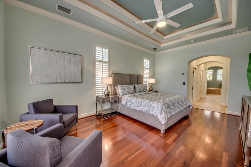 Master Bedroom mit zwei Sessel in der Villa Plantation