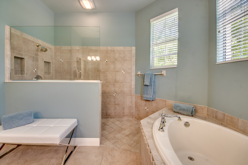 Badezimmer mit einer großen Badewanne und großer Dusche in der Villa Plantation