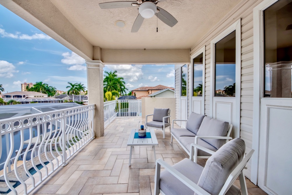 Balkon mit dem Ausblick auf den Kanal in der Villa Plantation