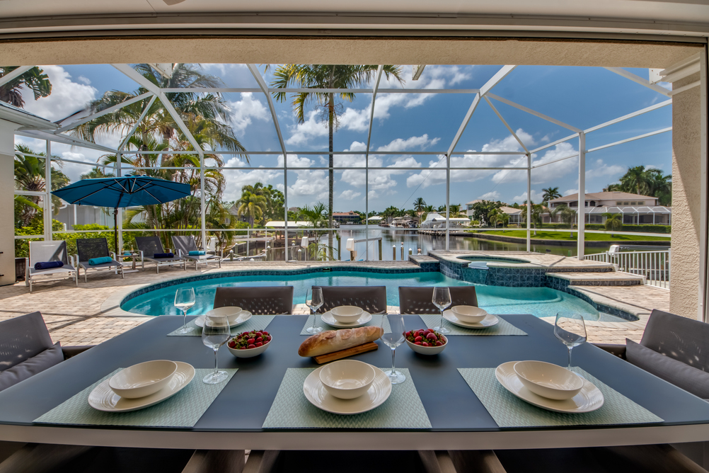 Esstisch auf der Terrasse vor dem Pool in der Villa Plantation