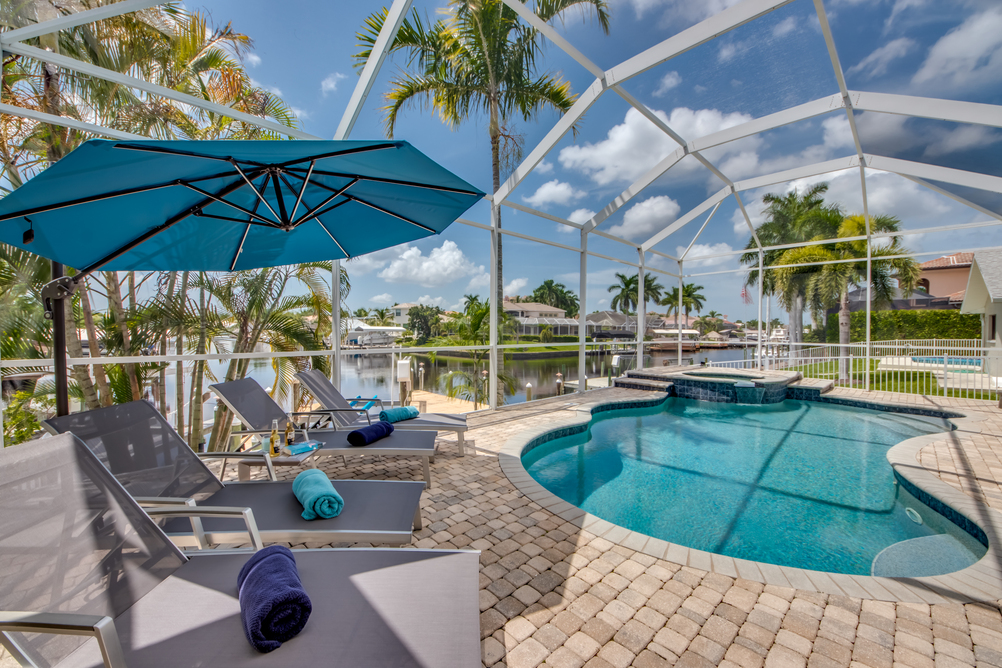 Pool mit vier Sonnenliegen der Villa Plantation