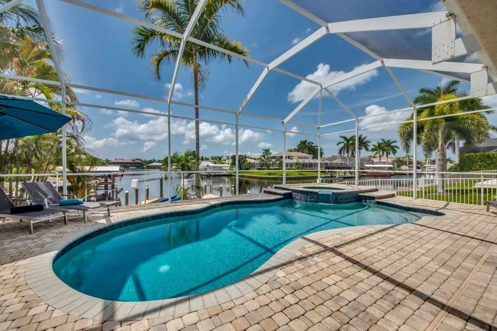 Pool der Villa Plantation mit Ausblick auf den Kanal