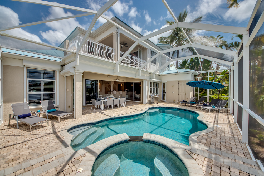 Ausblick auf den Pool und die Villa Plantation