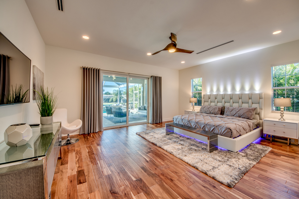 Master Bedroom mit LED unter dem Bett in der Villa Pure Elegance