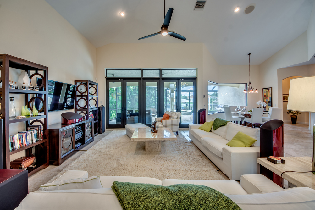 Wohnbereich mit zwei Sofas in der Villa Regency in Cape Coral, Florida