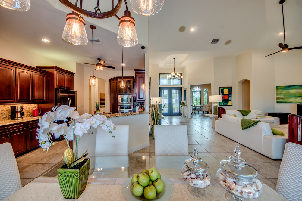 Blick vom Esstisch in den Wohn- und Küchenbereich in der Villa Regency in Cape Coral, Florida