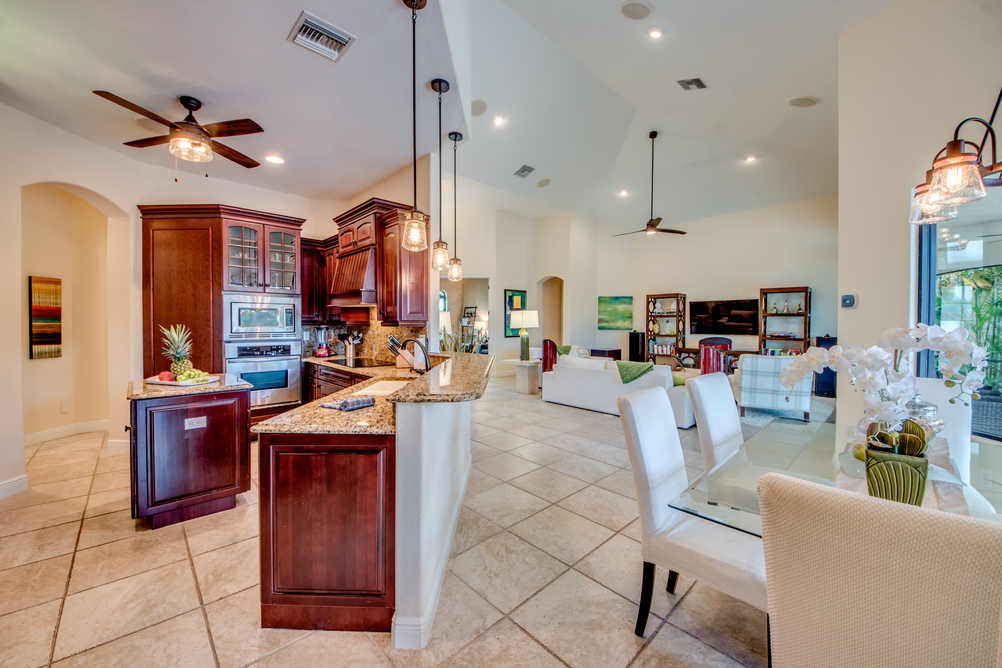 Offener Küchenbereich neben dem Essbereich in der Villa Regency in Cape Coral, Florida