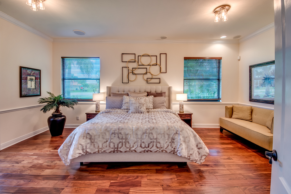 Schlafzimmer mit großem Bett und Couch in der Villa Regency in Cape Coral, Florida