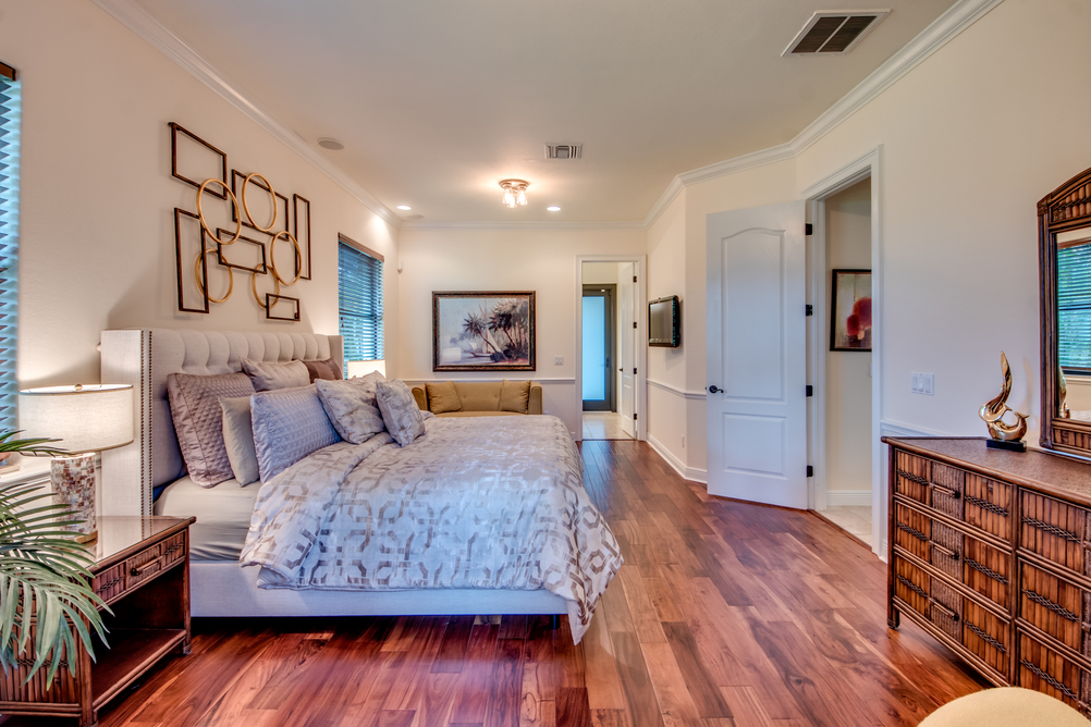 Schlafzimmer mit Holzboden und Holzmöbeln in der Villa Regency in Cape Coral, Florida