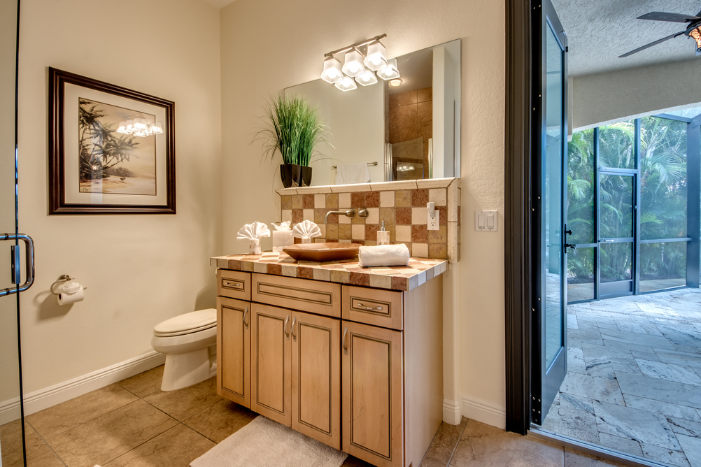 Badezimmer mit direktem Zugang zur Terrasse in der Villa Regency in Cape Coral, Florida