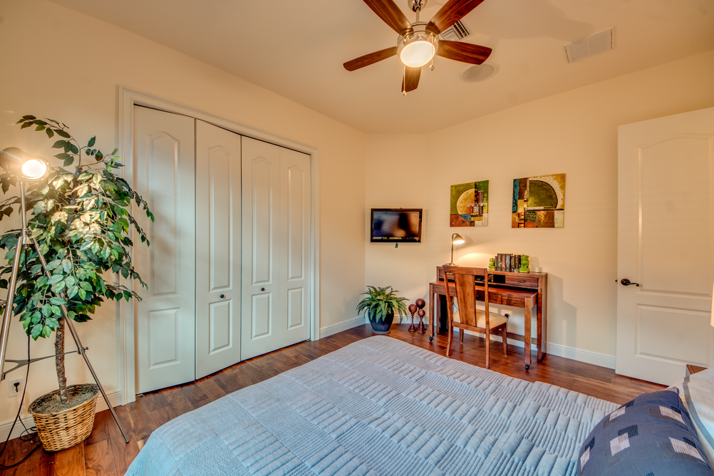 Schlafzimmer mit Schreibtisch und großer Pflanze in der Villa Regency in Cape Coral, Florida
