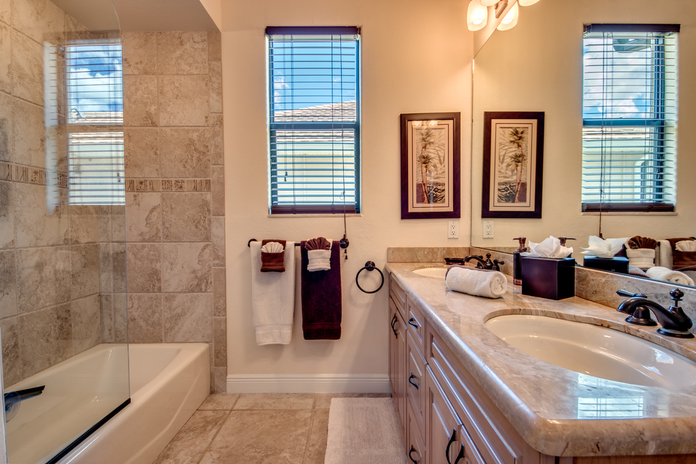 Gästebadezimmer mit Duschbadewanne in der Villa Regency in Cape Coral, Florida