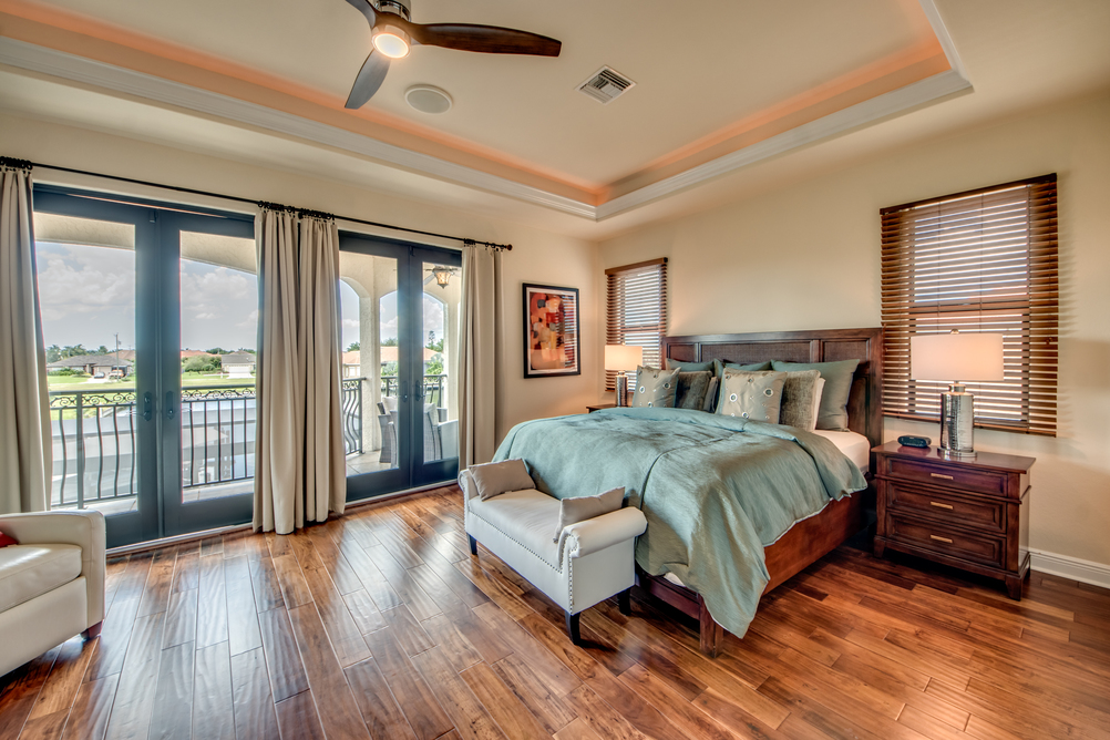 Hauptschlafzimmer mit Balkon in der Villa Regency in Cape Coral, Florida