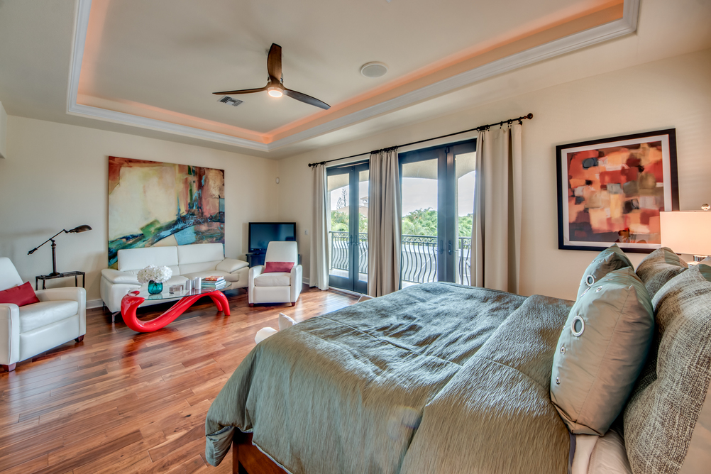 Hauptschlafzimmer mit Sitzecke in der Villa Regency in Cape Coral, Florida