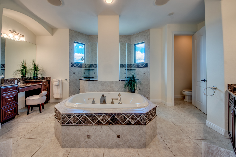 Hauptbadezimmer mit Whirlpool in der Mitte des Raumes in der Villa Regency in Cape Coral, Florida