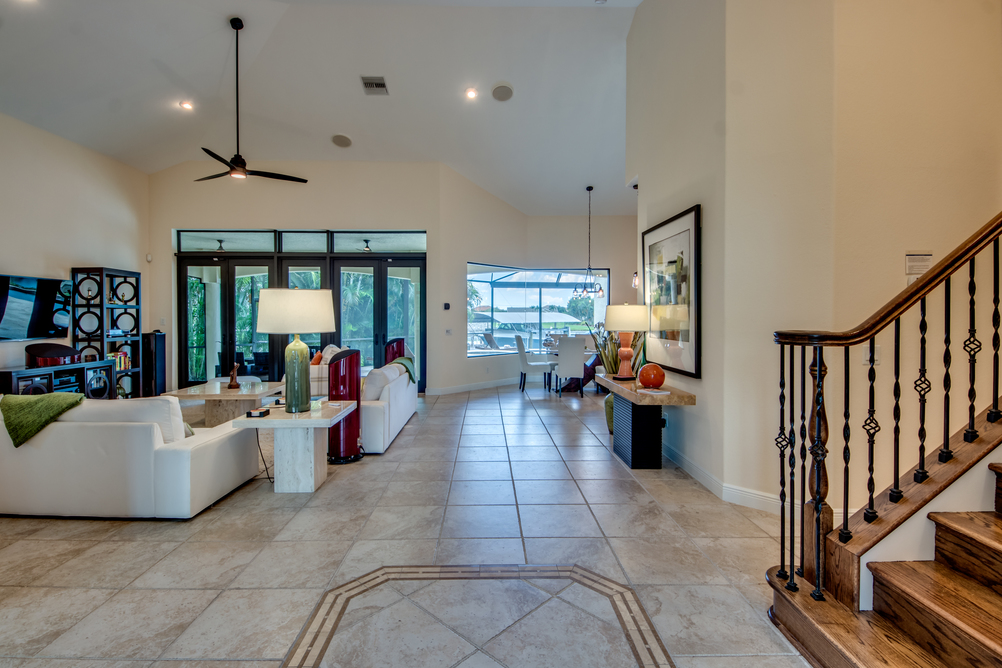 Blick in den offenen Wohnbereich in der Villa Regency in Cape Coral, Florida
