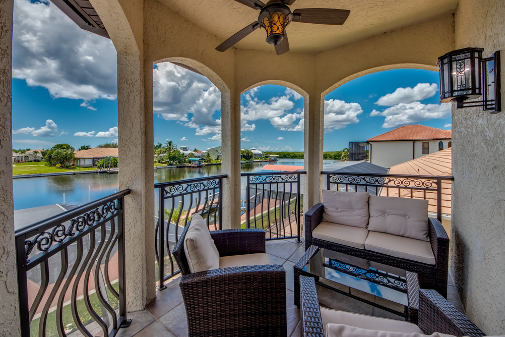 Balkon mit Sitzmöglichkeiten in der Villa Regency in Cape Coral, Florida