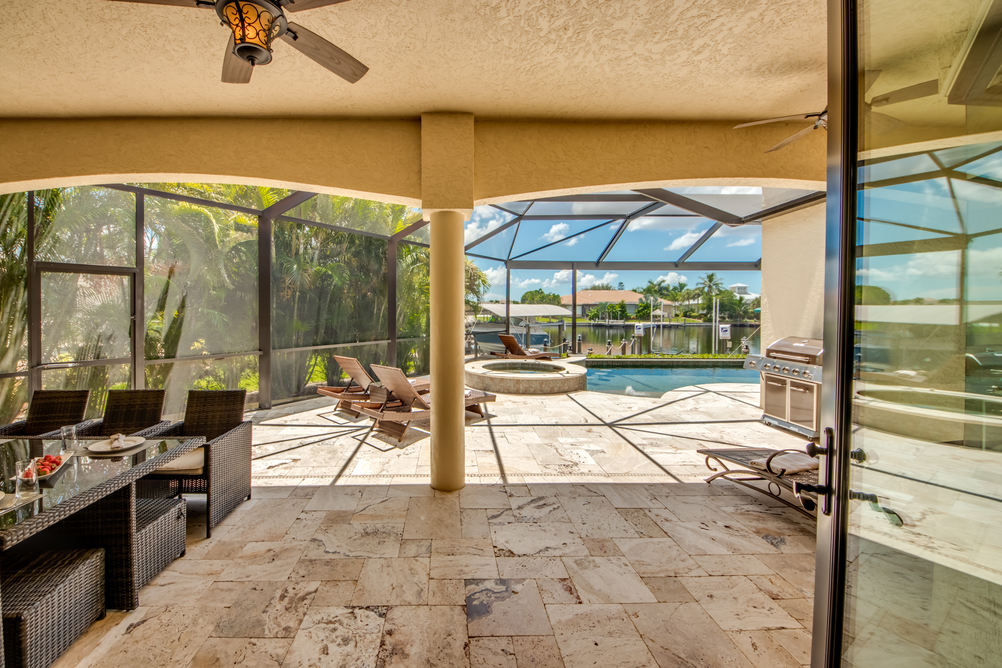 Überdachter Terrassenbereich in der Villa Regency in Cape Coral, Florida