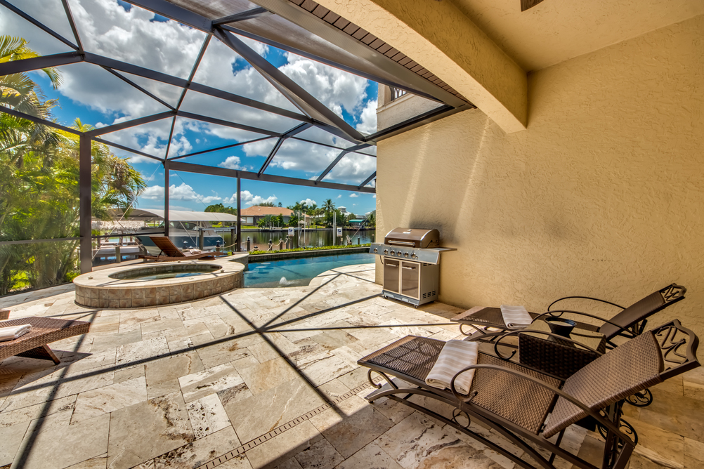 Terrasse mit Sonnenliegen und BBQ in der Villa Regency in Cape Coral, Florida