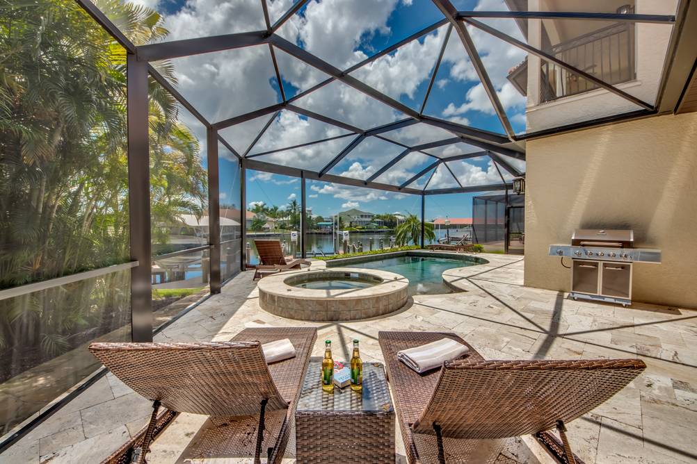 Sonnenliegen und BBQ neben dem Pool in der Villa Regency in Cape Coral, Florida