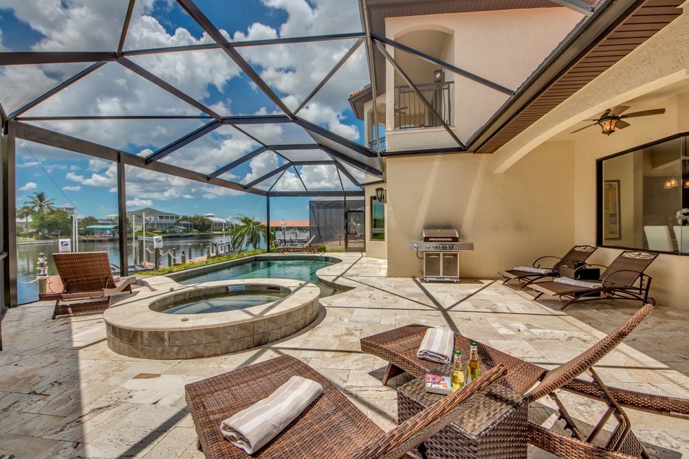 Fünf Sonnenliegen neben dem Pool in der Villa Regency in Cape Coral, Florida