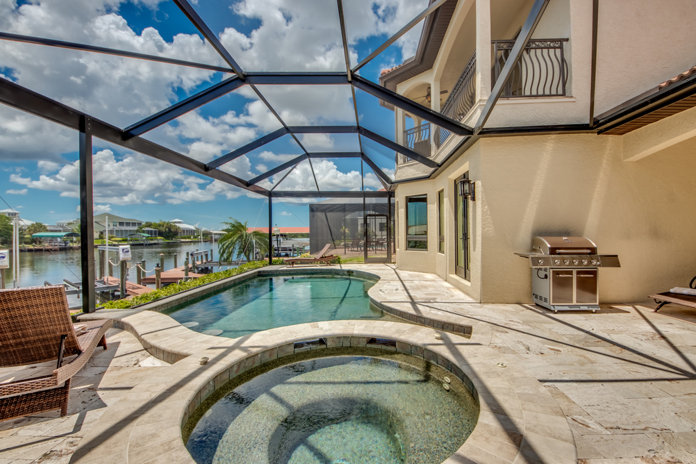 Überdachter Pool mit Whirlpool in der Villa Regency in Cape Coral, Florida